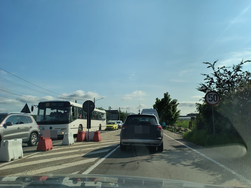Blocaj în trafic la podul de la Girov