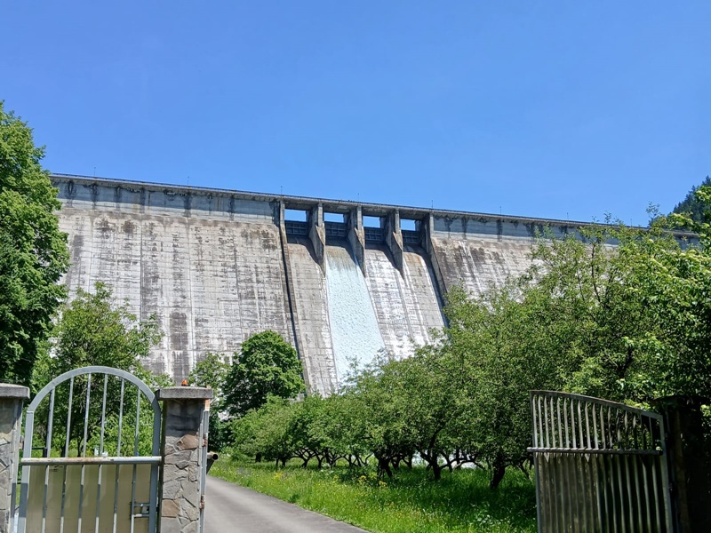 Imagini de la deversarea controlată de la barajul Izvorul Muntelui