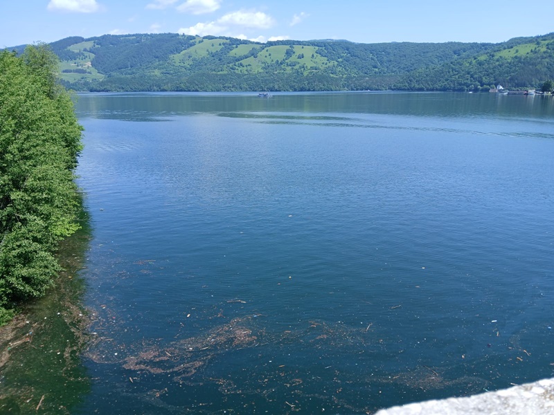 Imagini de la deversarea controlată de la barajul Izvorul Muntelui