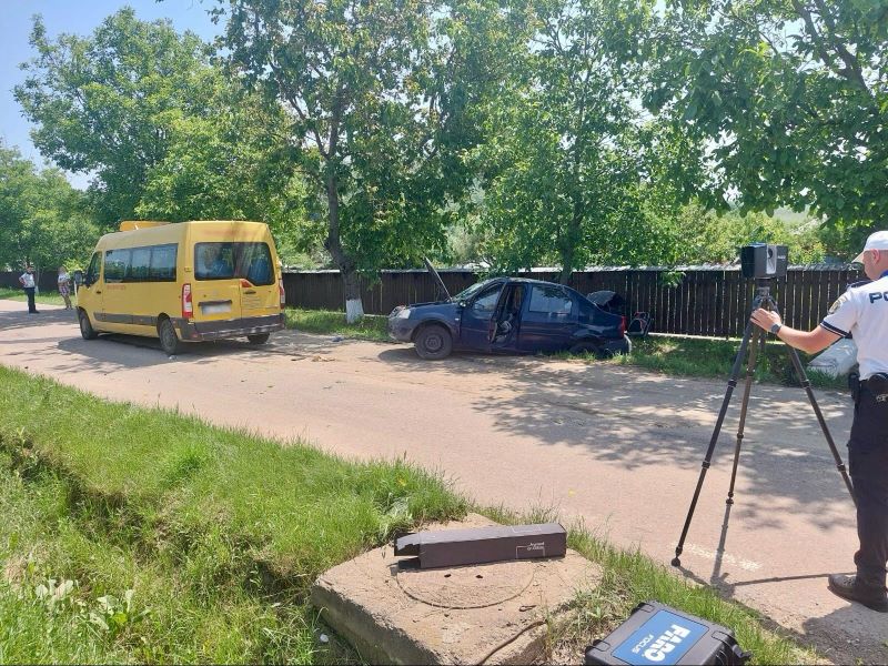 Și-a pierdut viața după coliziunea dintre un autoturism și un microbuz