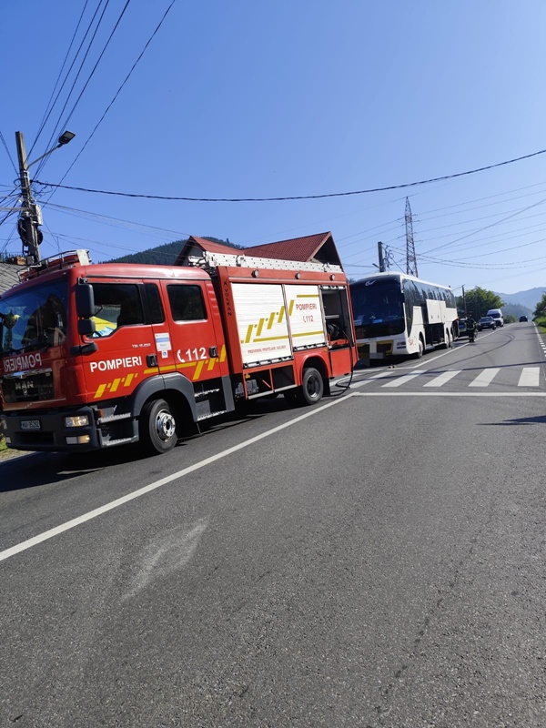 Un autocar cu 43 de turiști din Serbia a luat foc pe șosea la Poiana Teiului