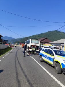 Un autocar cu 43 de turiști din Serbia a luat foc pe șosea la Poiana Teiului
