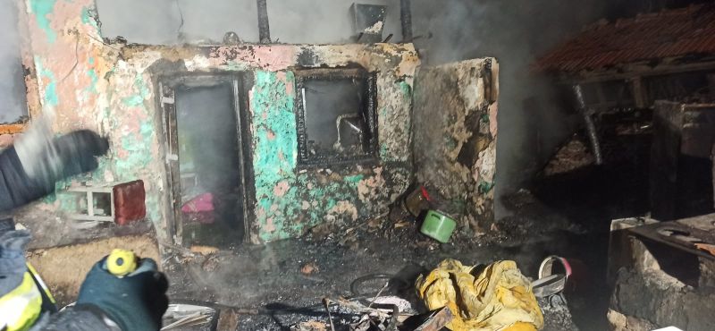 FOTO. Vaslui: un copil și bunica lui au murit într-un incendiu provocat de un scurtcircuit electric 2 FOTO. Vaslui: un copil și bunica lui au murit într-un incendiu provocat de un scurtcircuit electric