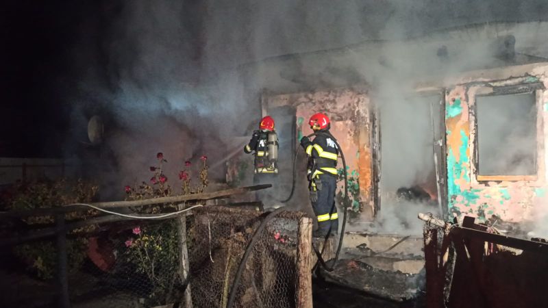 FOTO. Vaslui: un copil și bunica lui au murit într-un incendiu provocat de un scurtcircuit electric 1 FOTO. Vaslui: un copil și bunica lui au murit într-un incendiu provocat de un scurtcircuit electric