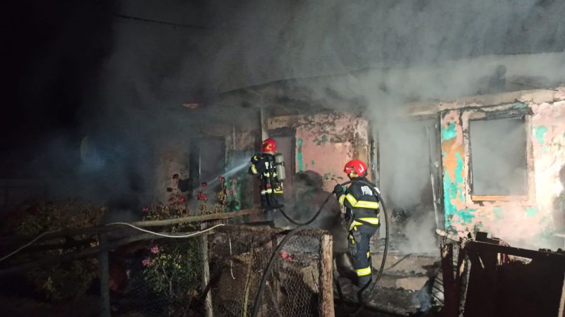 FOTO. Vaslui: un copil și bunica lui au murit într-un incendiu provocat de un scurtcircuit electric