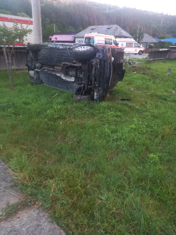 Accident în Bicazu Ardelean. A intrat cu mașina, prin gard, în curtea unei gospodării