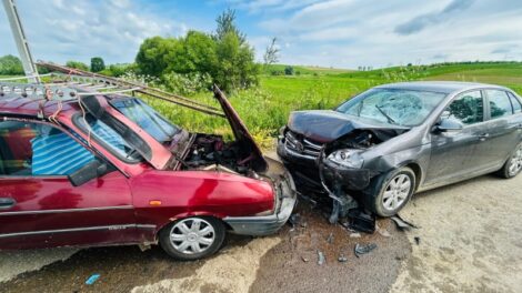 Trei persoane au ajuns în spital după o coliziune la Stănița