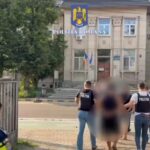 Video. Femeie răpită salvată de polițiști. Patru bărbați arestați preventiv pentru lipsire de libertate