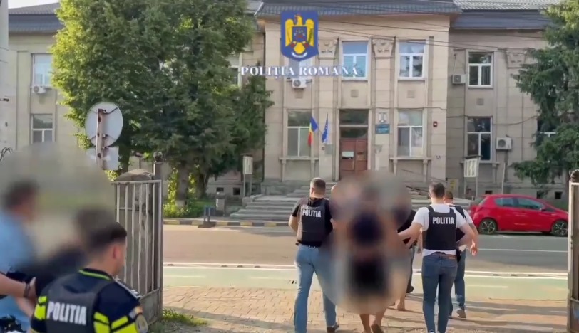 Video. Femeie răpită salvată de polițiști. Patru bărbați arestați preventiv pentru lipsire de libertate