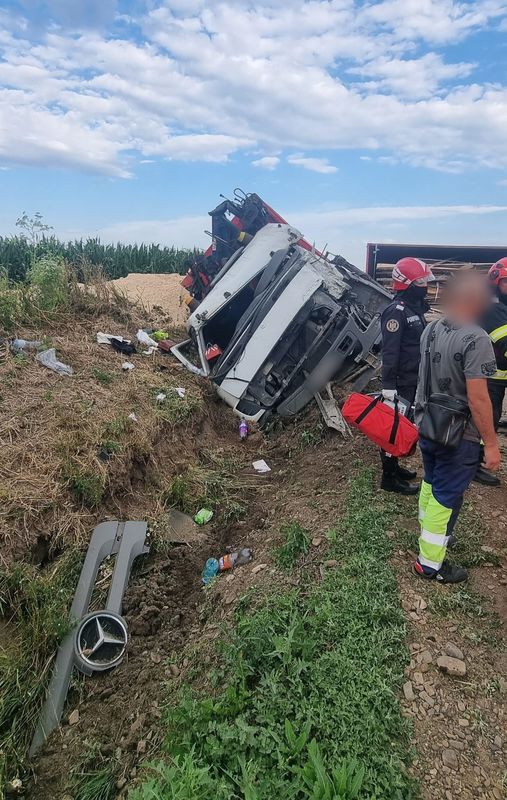 FOTO. Suceava. Cinci persoane rănite într-un accident între un TIR și un microbuz 3 FOTO. Suceava. Cinci persoane rănite într-un accident între un TIR și un microbuz