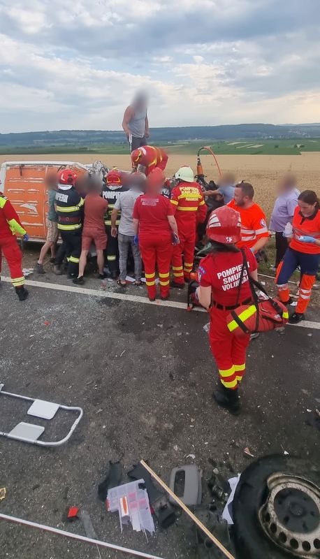 FOTO. Suceava. Cinci persoane rănite într-un accident între un TIR și un microbuz 2 FOTO. Suceava. Cinci persoane rănite într-un accident între un TIR și un microbuz