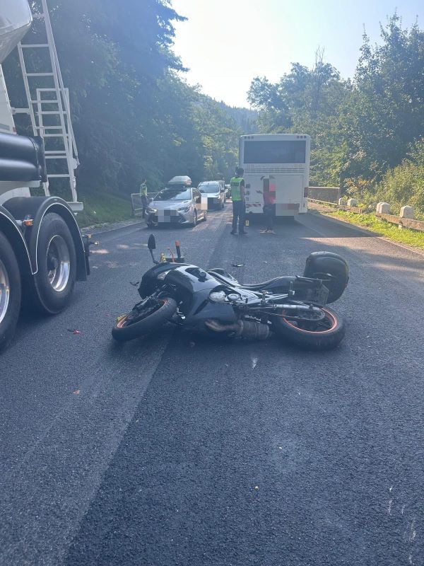 Știre actualizată. Accident grav la Tarcău între un motociclist și un autobuz. Traficul este complet blocat