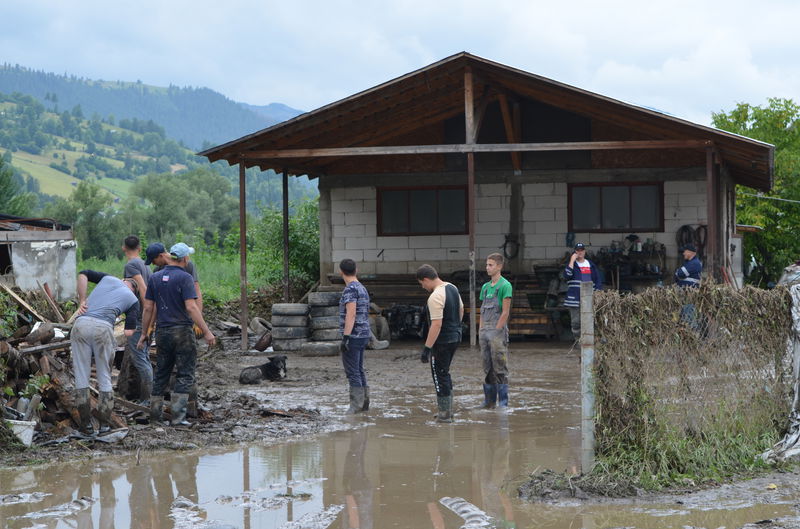 Ziua a treia de intervenții în Neamț în urma inundațiilor de la Borca și Farcașa: județul acționează solidar 4 Ziua a treia de intervenții în Neamț în urma inundațiilor de la Borca și Farcașa: județul acționează solidar