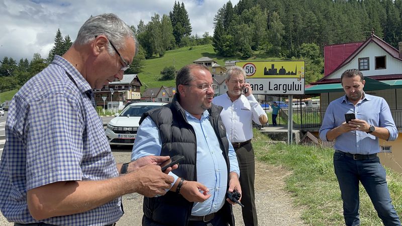 Ziua a treia de intervenții în Neamț în urma inundațiilor de la Borca și Farcașa: județul acționează solidar 6 Ziua a treia de intervenții în Neamț în urma inundațiilor de la Borca și Farcașa: județul acționează solidar