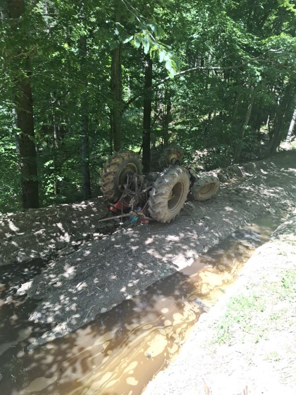 FOTO. Suceava: Bărbat rănit grav după ce s-a răsturnat cu tractorul 1 FOTO. Suceava: Bărbat rănit grav după ce s-a răsturnat cu tractorul