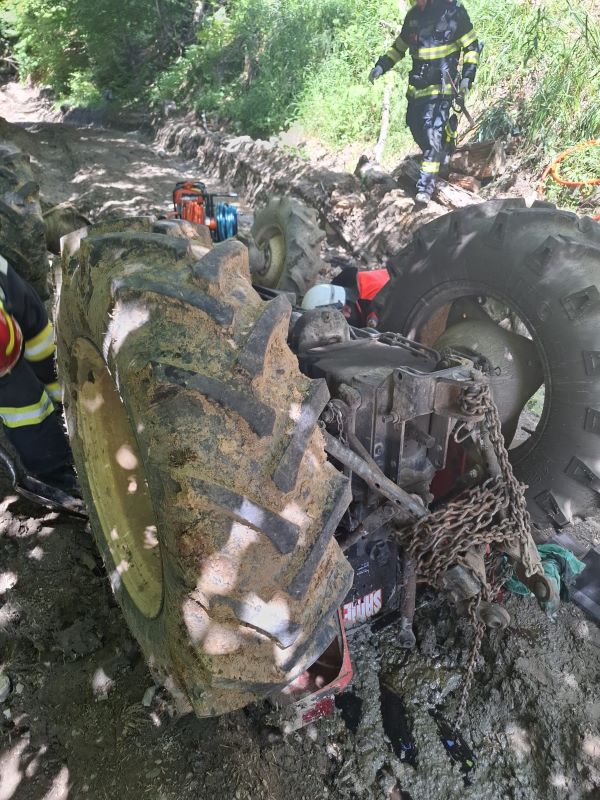 FOTO. Suceava: Bărbat rănit grav după ce s-a răsturnat cu tractorul