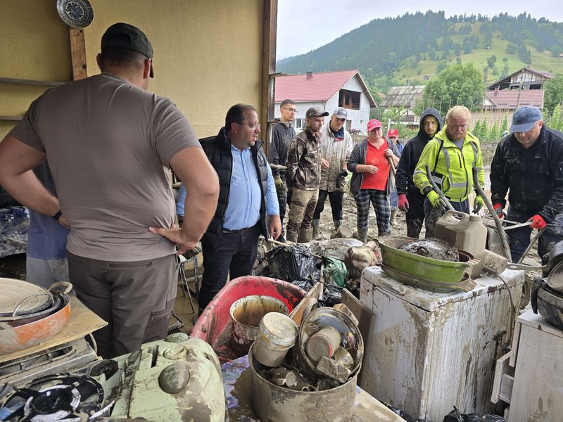 Ziua a treia de intervenții în Neamț în urma inundațiilor de la Borca și Farcașa: județul acționează solidar 5 Ziua a treia de intervenții în Neamț în urma inundațiilor de la Borca și Farcașa: județul acționează solidar