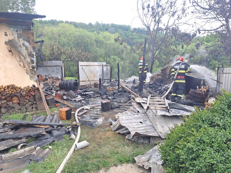 FOTO. Incendiu la o casă din comuna Ion Creangă. Forțele de intervenție au avut nevoie de 3 ore pentru a stinge flăcările