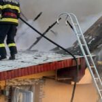 Neamț. Acoperișul unei case a fost mistuit de flăcări. O femeie a ajuns la spital