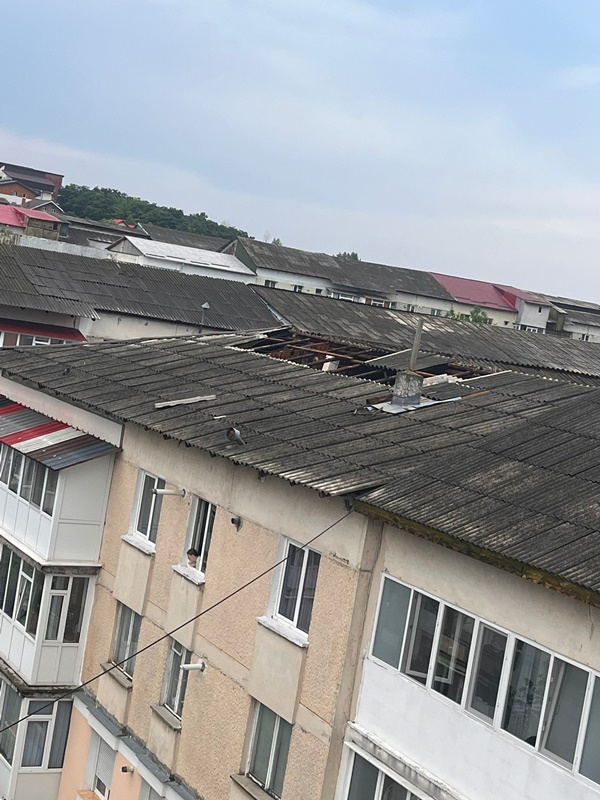 Urmările furtunii: șase localități fără curent, două acoperișuri de bloc, autoturisme, cabluri