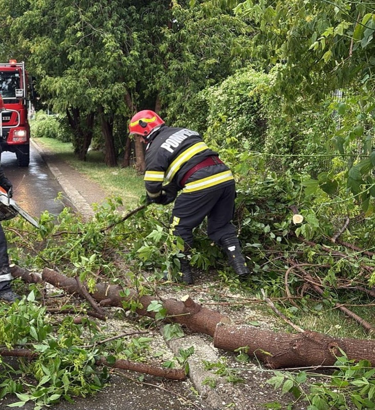 Urmările furtunii: șase localități fără curent, două acoperișuri de bloc, autoturisme, cabluri