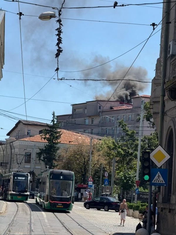 FOTO. Iași. Incendiu la Maternitatea Cuza Vodă. Planul roșu de intervenție a fost activat. 224 de pacienți evacuați