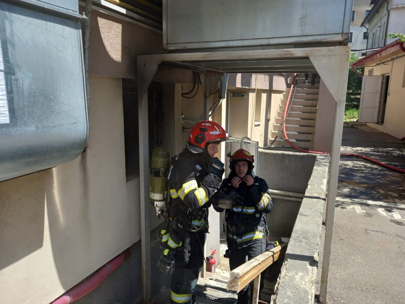 FOTO. Iași. Incendiu la Maternitatea Cuza Vodă. Planul roșu de intervenție a fost activat. 224 de pacienți evacuați