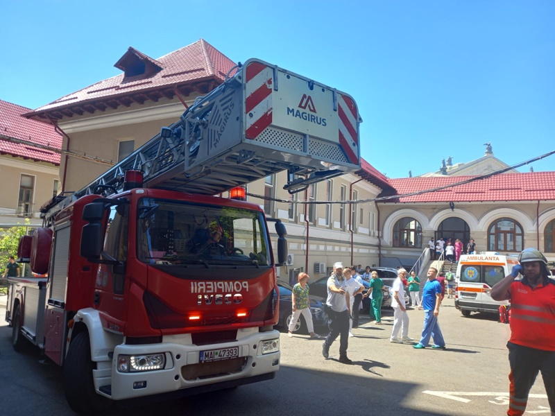 FOTO. Iași. Incendiu la Maternitatea Cuza Vodă. Planul roșu de intervenție a fost activat. 224 de pacienți evacuați