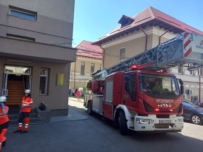 FOTO. Iași. Incendiu la Maternitatea Cuza Vodă. Planul roșu de intervenție a fost activat. 224 de pacienți evacuați