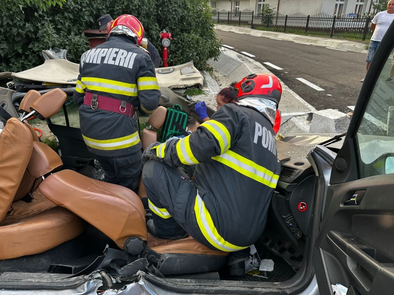 Vaslui. FOTO. O persoană a rămas încarcerată în urma unui accident