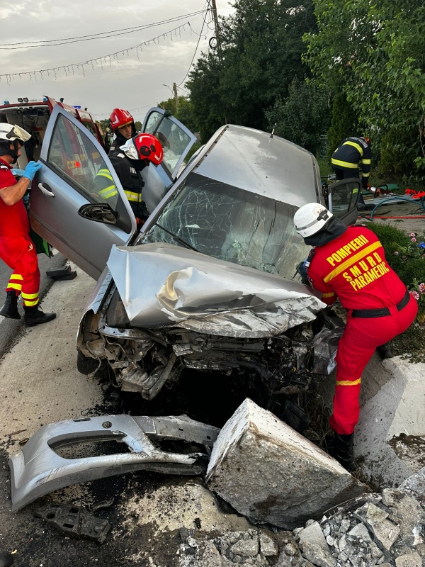 Vaslui. FOTO. O persoană a rămas încarcerată în urma unui accident