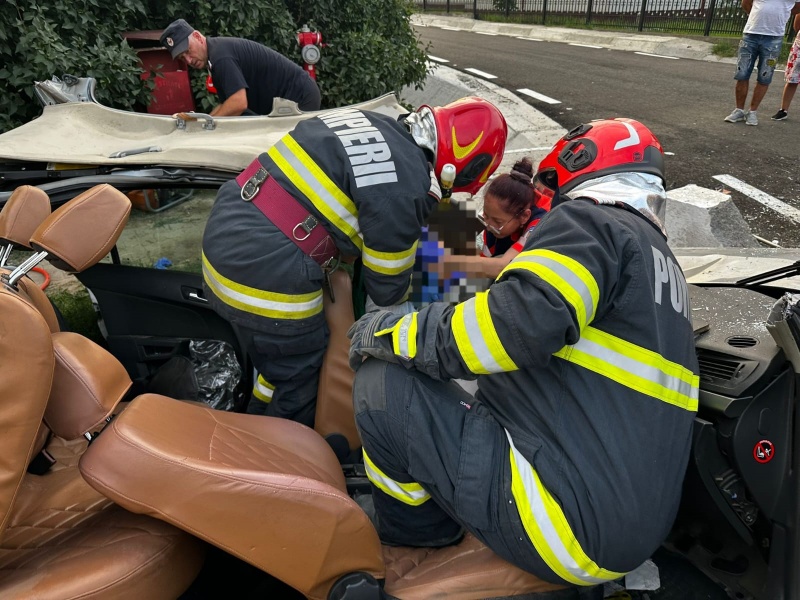 Vaslui. FOTO. O persoană a rămas încarcerată în urma unui accident
