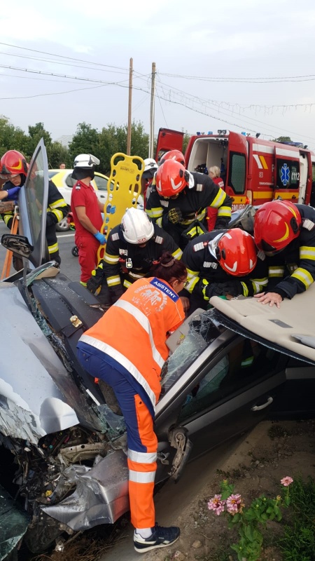 Vaslui. FOTO. O persoană a rămas încarcerată în urma unui accident