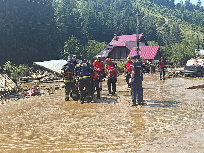 Știre actualizată. Video-foto. Situații dramatice în județul Suceava după viitura din noaptea de 27 spre 28 iulie. O persoană și-a pierdut viața 2 Știre actualizată. Video-foto. Situații dramatice în județul Suceava după viitura din noaptea de 27 spre 28 iulie. O persoană și-a pierdut viața