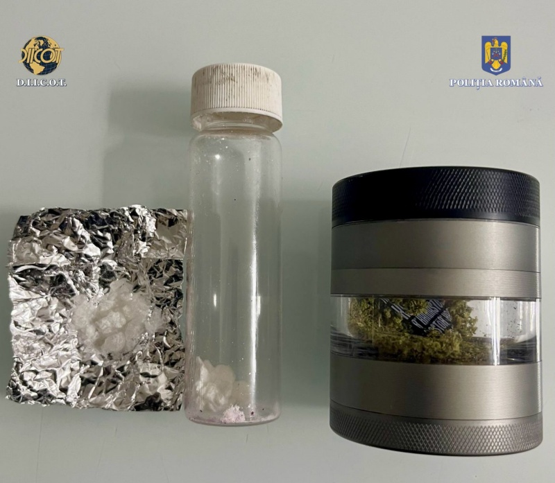 Video-foto. Bacău. Percheziții într-un dosar care vizează o rețea de traficanți de droguri de mare risc