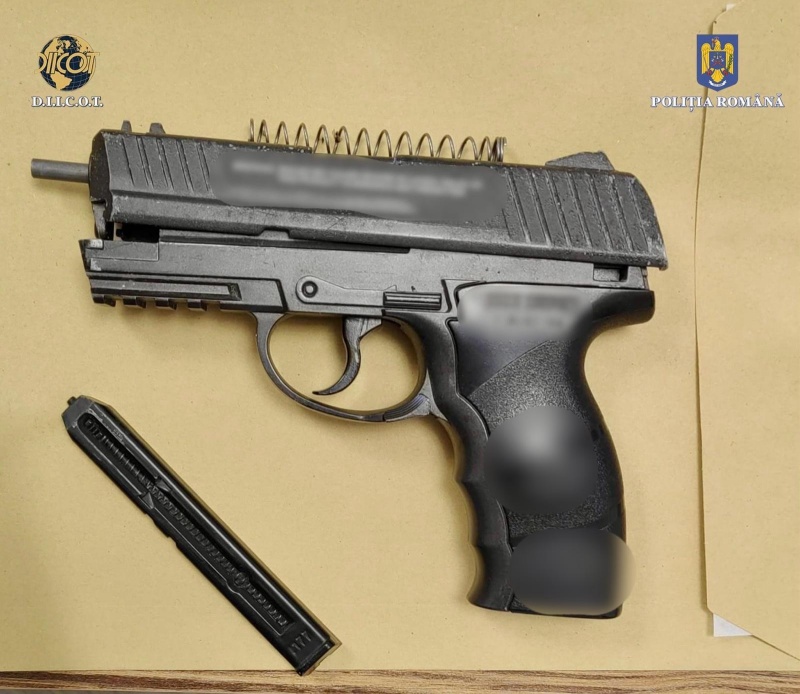 Video-foto. Bacău. Percheziții într-un dosar care vizează o rețea de traficanți de droguri de mare risc