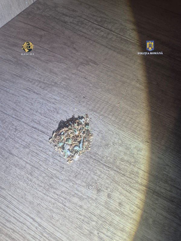 Suceava: polițist de frontieră arestat pentru trafic de droguri – facilita introducerea stupefiantelor în țară, era și dealer la petreceri private 2 Suceava: polițist de frontieră arestat pentru trafic de droguri – facilita introducerea stupefiantelor în țară, era și dealer la petreceri private