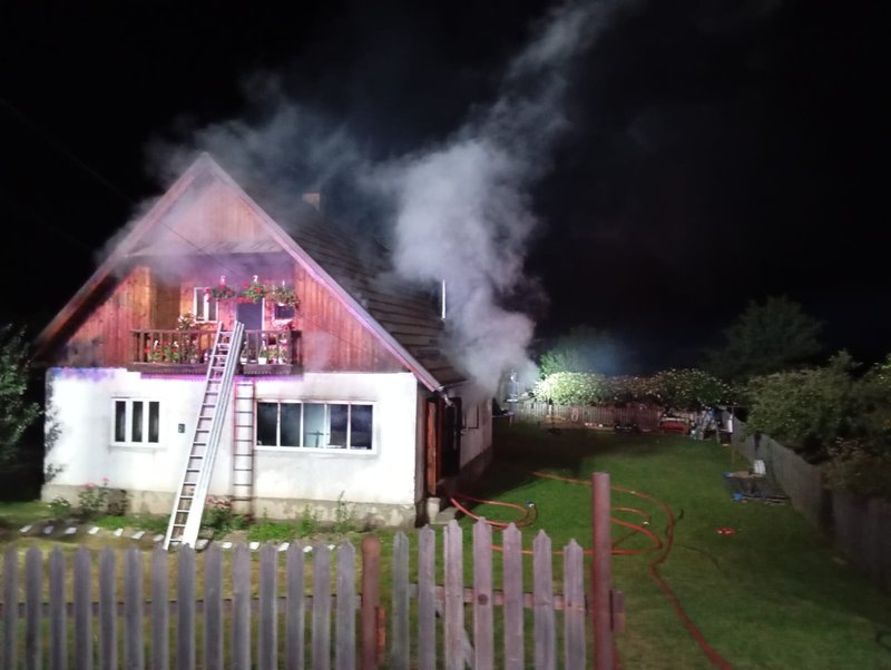 Casă cuprinsă de flăcări, în comuna Ceahlău, de la o candelă