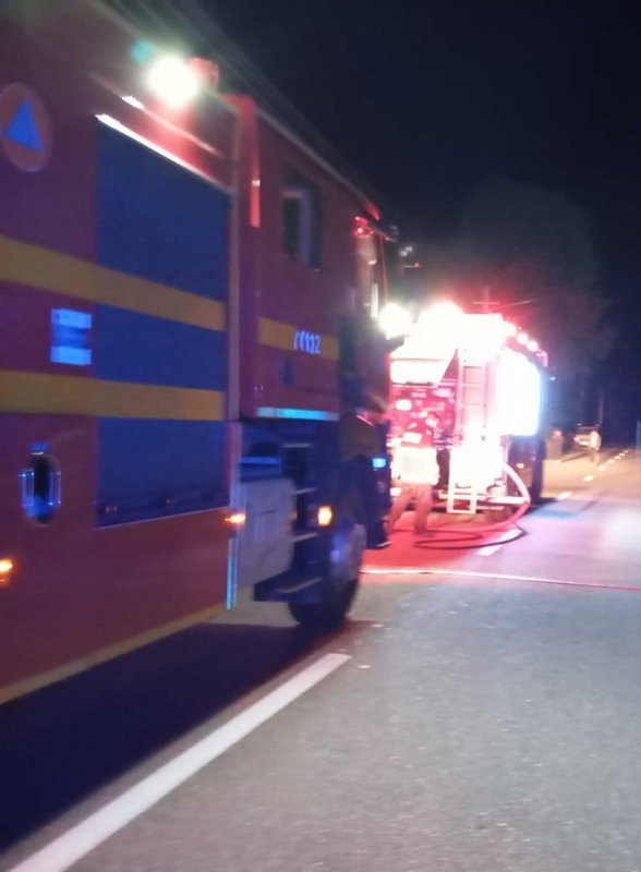 Casă cuprinsă de flăcări, în comuna Ceahlău, de la o candelă