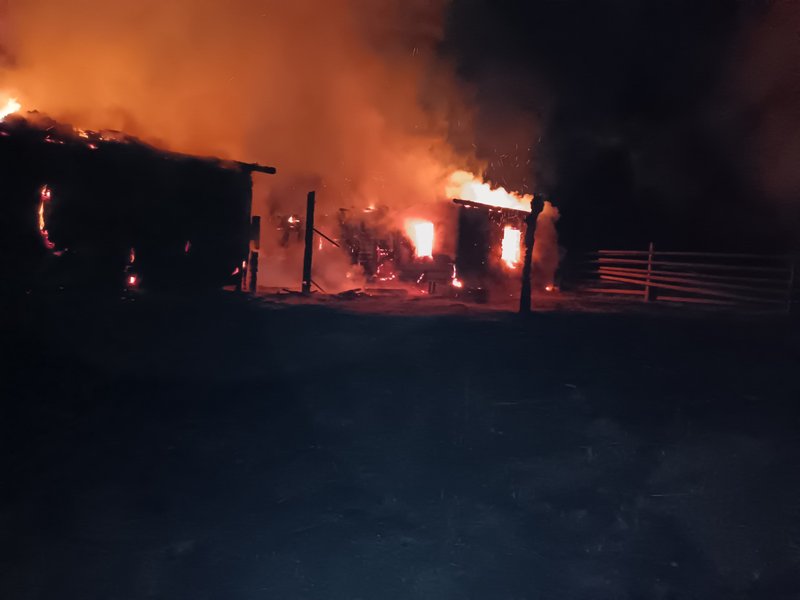 Suceava. Un bărbat și-a pierdut viața în casa mistuită de flăcări. Vecinii au văzut prea târziu focul