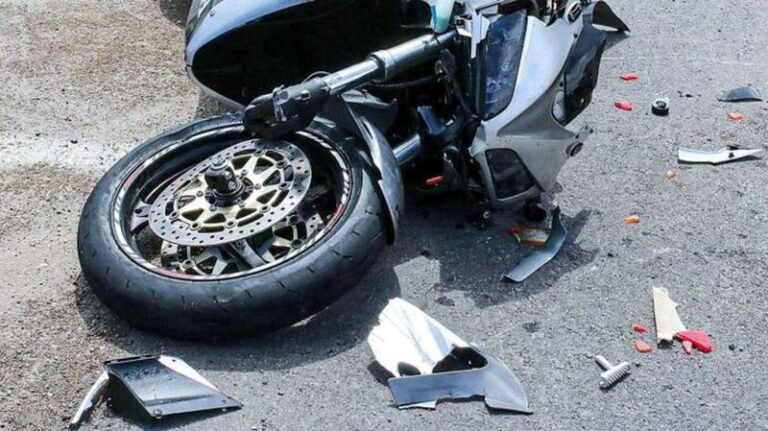 Neamș. Motociclist rănit după ce a lovit un câine și a intrat într-o mașină