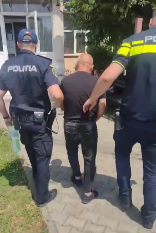 Reținut după ce a încălcat ordinul de protecție și a pătruns în locuința fostei concubine