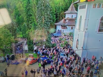 21 de persoane asistate medical la Mănăstirea Sihăstria, în timpul slujbei de proclamare a canonizării Sfinților Paisie și Cleopa