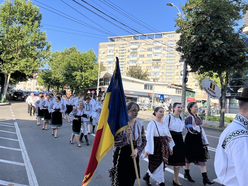 Parada portului popular a deschis Festivalul Internațional de Folclor „Ceahlăul”