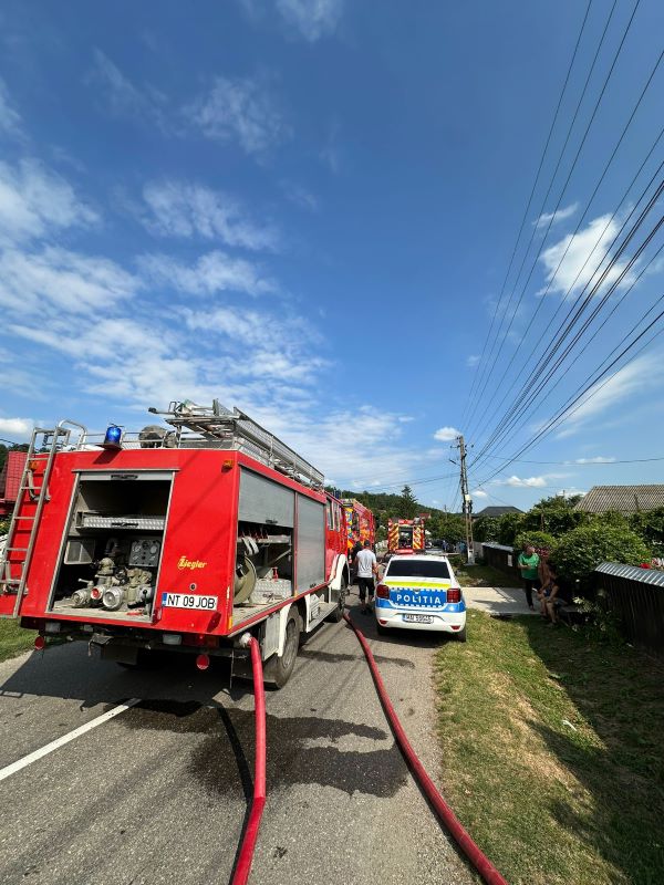 FOTO. Incendiu de proporții la Podoleni, din cauza unei țigări uitate aprinse 2 FOTO. Incendiu de proporții la Podoleni, din cauza unei țigări uitate aprinse