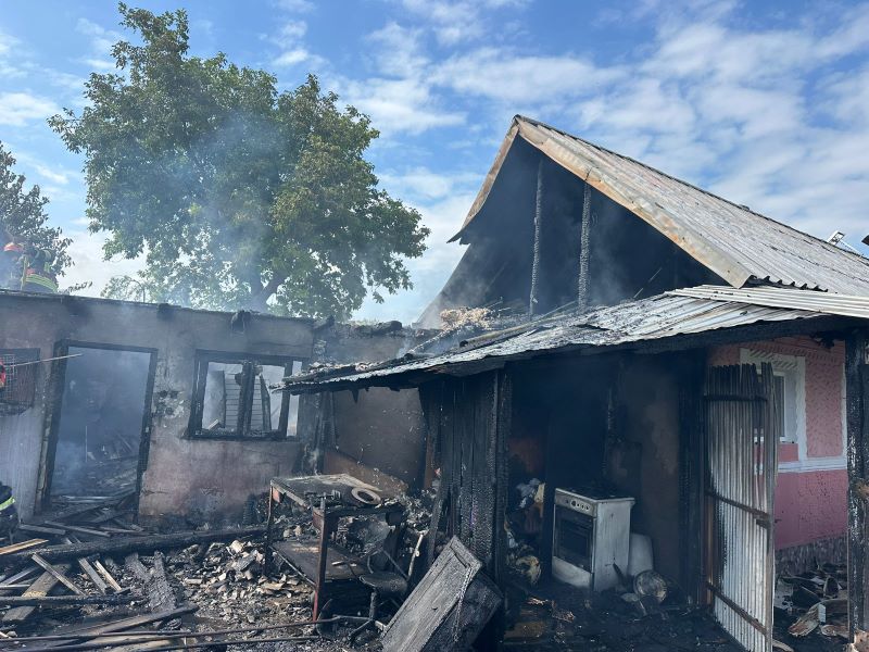 FOTO. Incendiu de proporții la Podoleni, din cauza unei țigări uitate aprinse