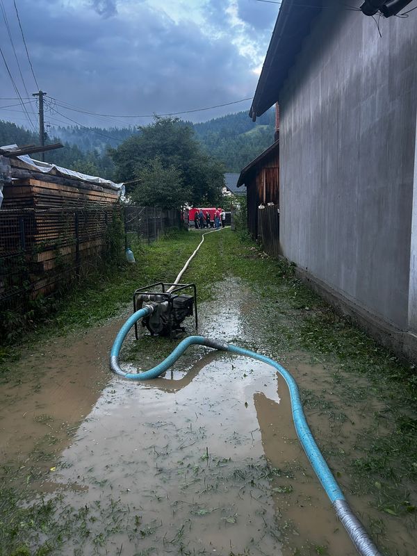 FOTO. Neamț. Inundații în Pipirig. Bărbat salvat de forțe ale ISU Neamț după creșterea nivelului râului Ozana