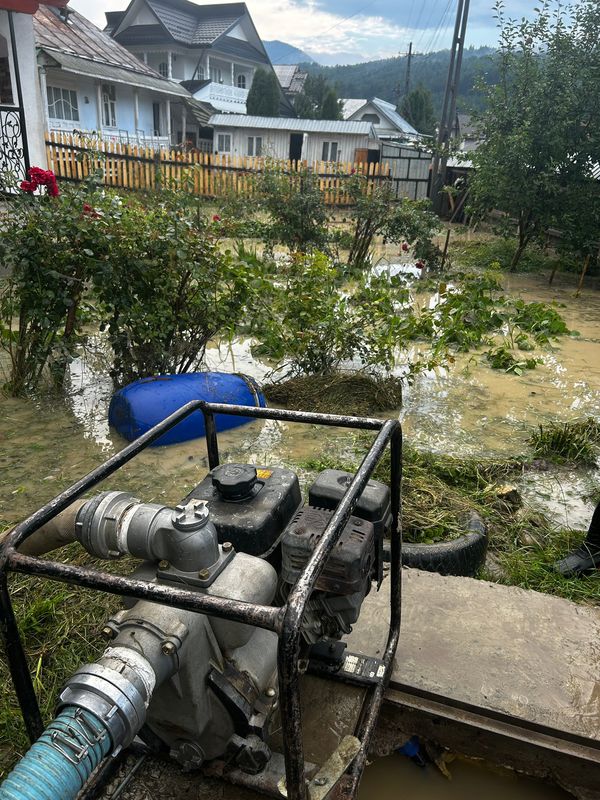 FOTO. Neamț. Inundații în Pipirig. Bărbat salvat de forțe ale ISU Neamț după creșterea nivelului râului Ozana