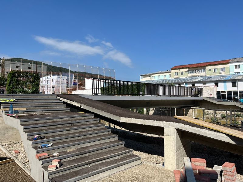 VIDEO. Piatra Neamț. Puntea peste Cuejdi din zona Pieței Centrale, tot mai aproape de finalizare