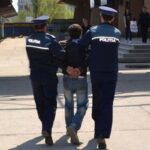 Piatra-Neamț. Doi adolescenți arestați preventiv după un atac cu cuțitul pentru… 8 lei!